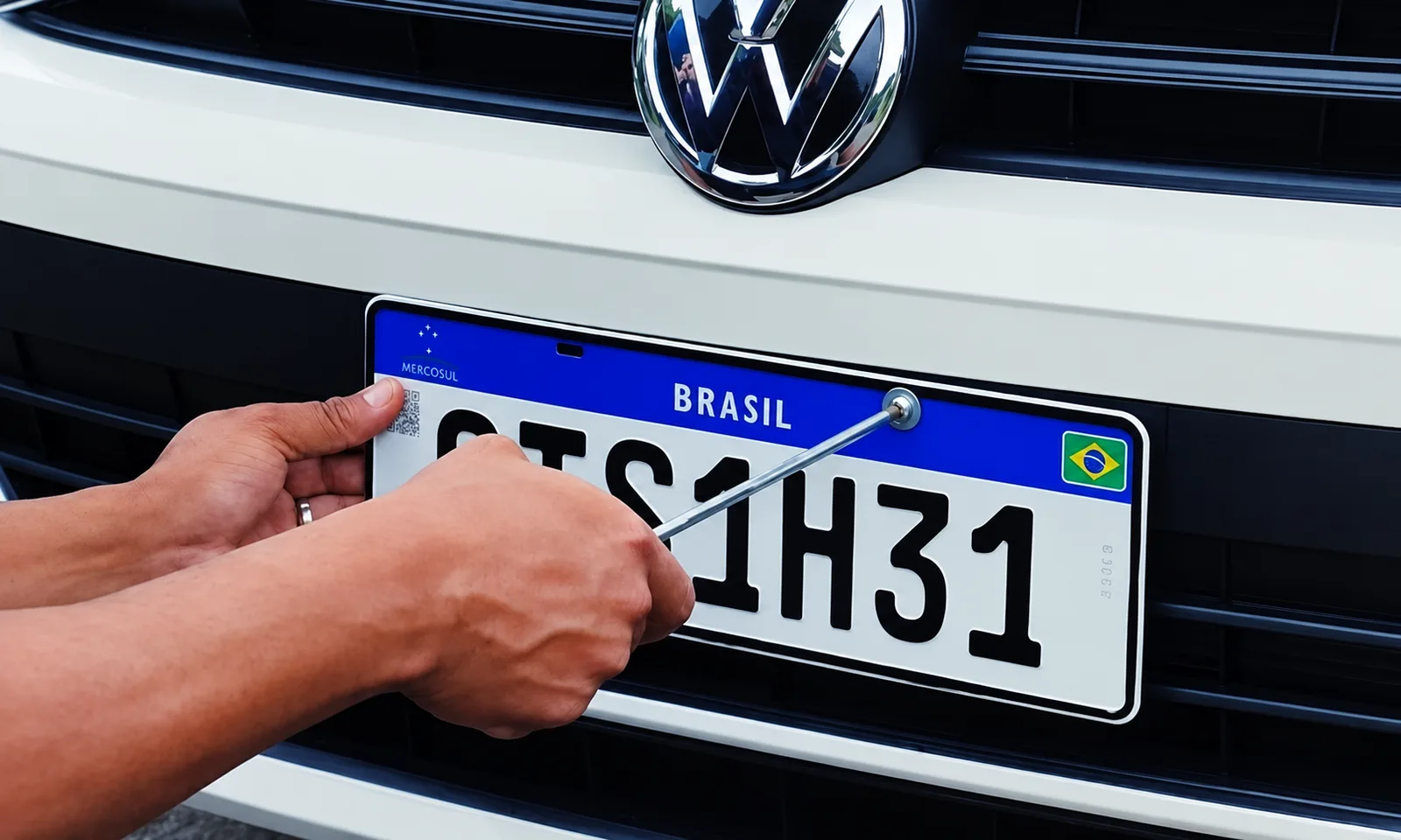Emplacamento de placa Mercosul sendo instalada em veículo na Rial Placas, em Porto Alegre